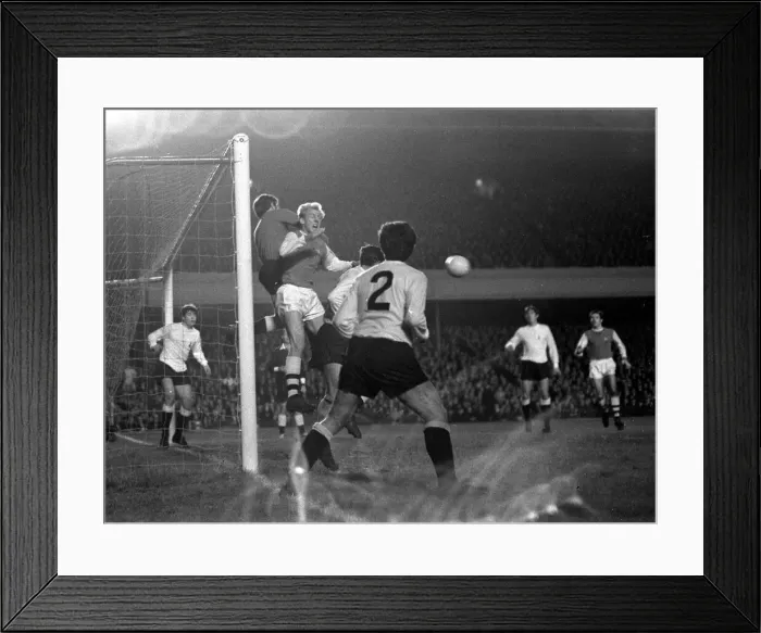 Framed Print : English League Cup Semi Final First Leg match at Highbury Framed Print : English League Cup Semi Final First Leg match at Highbury