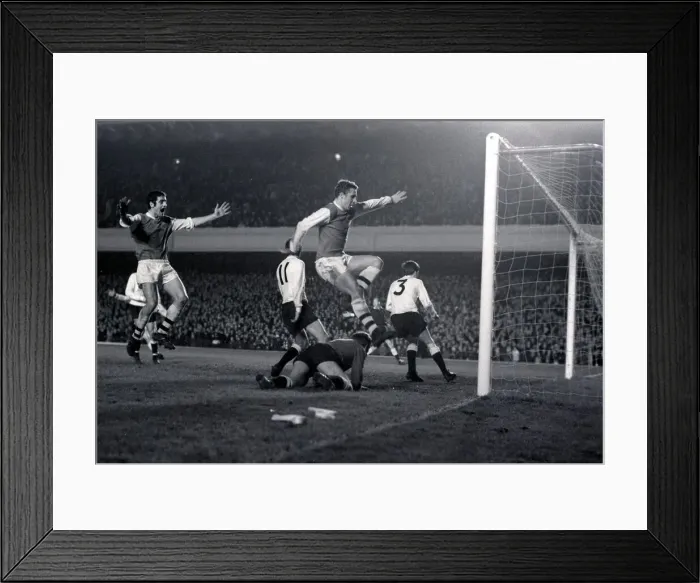 Framed Print : English League Cup Semi Final First Leg match at Highbury Framed Print : English League Cup Semi Final First Leg match at Highbury