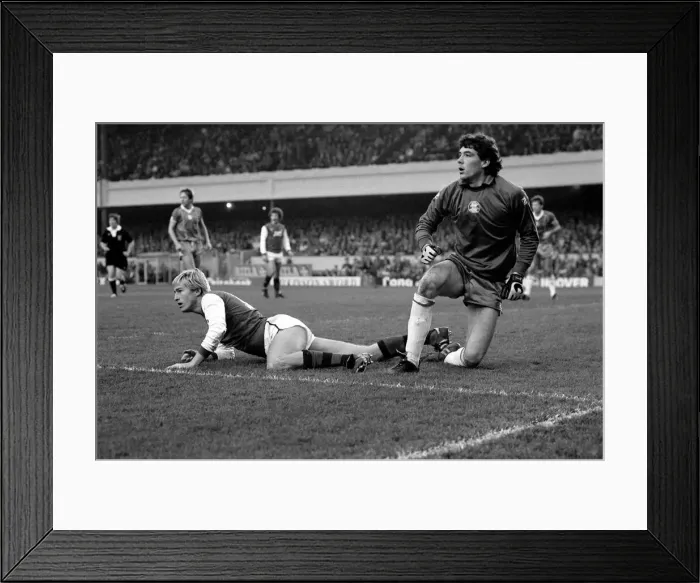 Framed Print : English League Division One match at Highbury. Arsenal 0 v Birmingham City 0