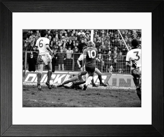 Framed Print : Chelsea 2 v. Shrewsbury Town 4. Division 2 football. February 1980 LF01-16-050 Framed Print : Chelsea 2 v. Shrewsbury Town 4. Division 2 football. February 1980 LF01-16-050