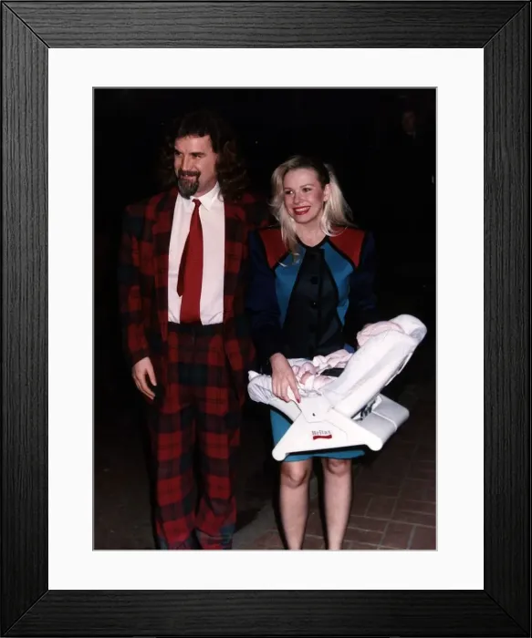 Framed Print : Billy Connolly with wife Pamela Stephenson leave hospital after the birth of their third Framed Print : Billy Connolly with wife Pamela Stephenson leave hospital after the birth of their third