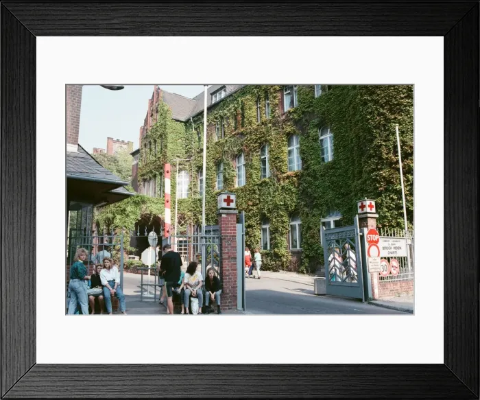 Framed Print : People wait outside Red Cross centre in East Berlin, Germany 22nd September 1989 Framed Print : People wait outside Red Cross centre in East Berlin, Germany 22nd September 1989