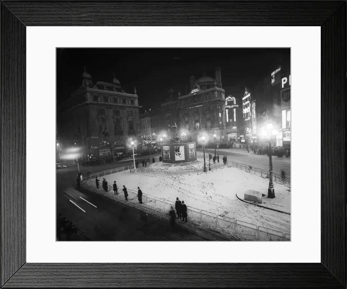Framed Print : Hoardings surround statue of Eros in London as snow storms cancel new years eve Framed Print : Hoardings surround statue of Eros in London as snow storms cancel new years eve