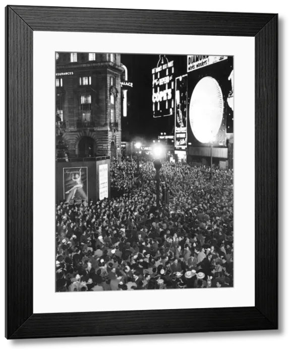 Framed Print : New Year Celebrations 1960 Piccadilly Circus as the midnight crowds mass to see Framed Print : New Year Celebrations 1960 Piccadilly Circus as the midnight crowds mass to see