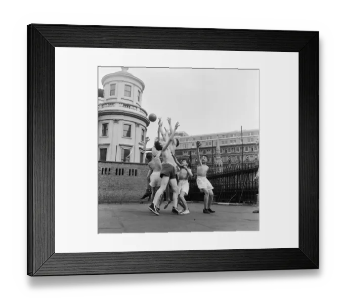 Framed Print : Schoolboys of St martins in the Field take full advantage of the hot weather as they play Framed Print : Schoolboys of St martins in the Field take full advantage of the hot weather as they play
