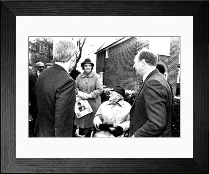 Framed Print : Neil Kinnock during a visit to Tyneisde 9 January 1987 - Neil meeting Framed Print : Neil Kinnock during a visit to Tyneisde 9 January 1987 - Neil meeting