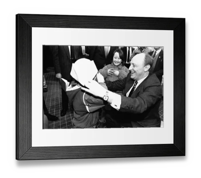 Framed Print : Neil Kinnock during a visit to Tyneisde 9 January 1987 - Neil meeting a Framed Print : Neil Kinnock during a visit to Tyneisde 9 January 1987 - Neil meeting a