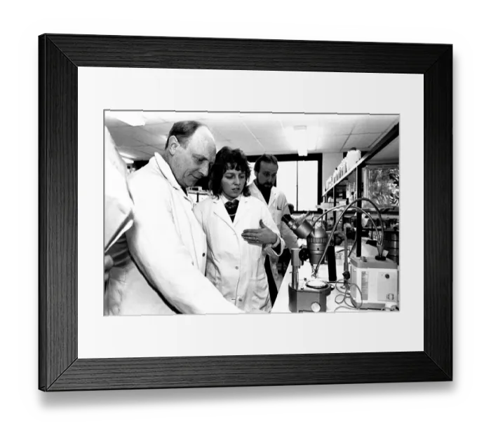 Framed Print : Neil Kinnock during a visit to Tyneisde 9 January 1987 - Neil donned a Framed Print : Neil Kinnock during a visit to Tyneisde 9 January 1987 - Neil donned a