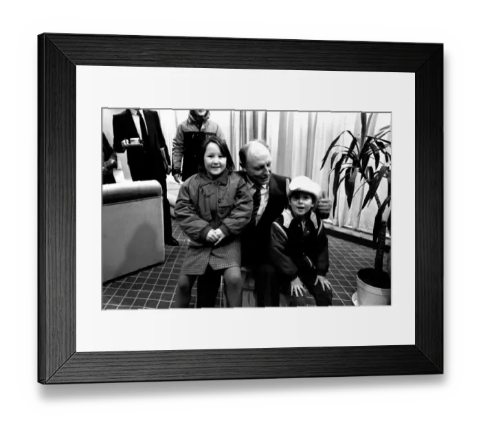Framed Print : Neil Kinnock during a visit to Tyneisde 9 January 1987 - Neil meeting a Framed Print : Neil Kinnock during a visit to Tyneisde 9 January 1987 - Neil meeting a