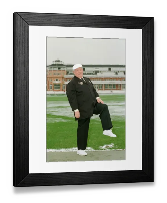 Framed Print : NEWS 28 / 10 / 2009 *** David Shepherd, the former England umpire Framed Print : NEWS 28 / 10 / 2009 *** David Shepherd, the former England umpire