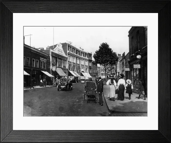 Framed Print : Street scene in the Hamemrsmith Bridge Road, London. circa 1910 Framed Print : Street scene in the Hamemrsmith Bridge Road, London. circa 1910