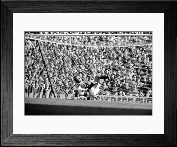 Framed Print : English League Division One match at Highbury. Arsenal 2 v Tottenham Hotspur 0 Framed Print : English League Division One match at Highbury. Arsenal 2 v Tottenham Hotspur 0