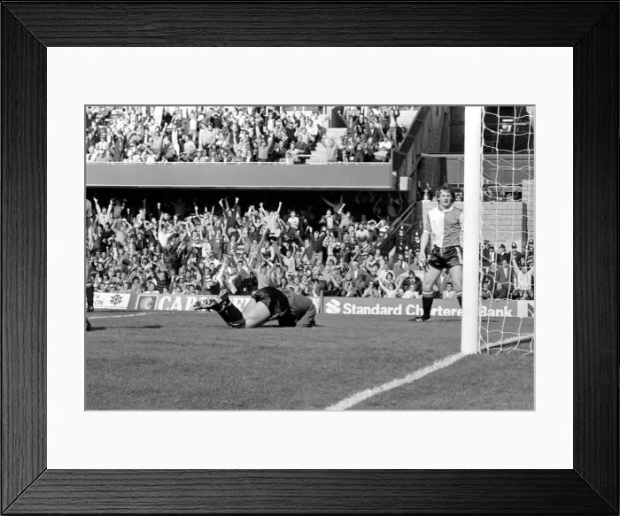Framed Print : English League Division Two match at Stamford Bridge. Chelsea 1 v Queens Park Rangers 1 Framed Print : English League Division Two match at Stamford Bridge. Chelsea 1 v Queens Park Rangers 1