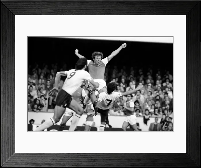 Framed Print : English League Division One match at Highbury. Arsenal 2 v Tottenham Hotspur 0 Framed Print : English League Division One match at Highbury. Arsenal 2 v Tottenham Hotspur 0