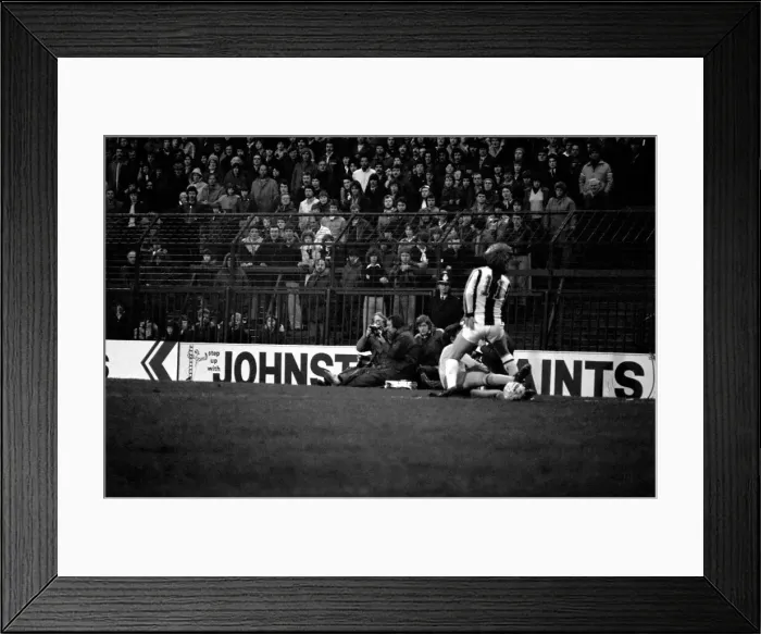 Framed Print : English League Division One match at The Hawthorns. West Bromwich Albion v Arsenal Framed Print : English League Division One match at The Hawthorns. West Bromwich Albion v Arsenal