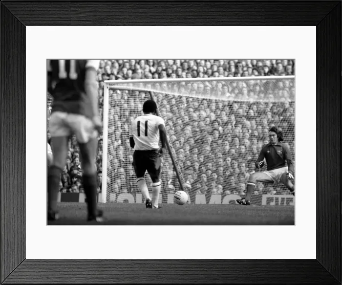 Framed Print : English League Division One match at Highbury. Arsenal 2 v Tottenham Hotspur 0 Framed Print : English League Division One match at Highbury. Arsenal 2 v Tottenham Hotspur 0