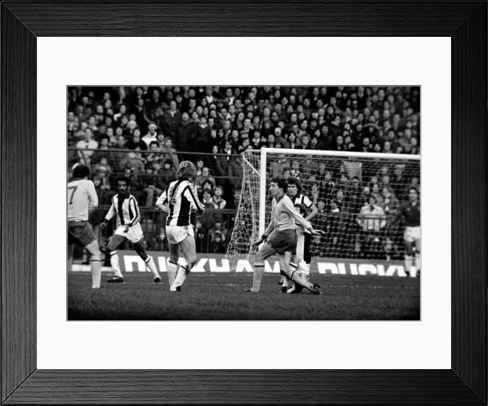 Framed Print : English League Division One match at The Hawthorns. West Bromwich Albion v Arsenal