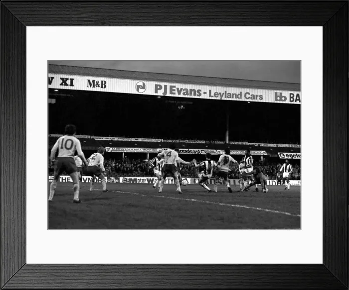 Framed Print : English League Division One match at The Hawthorns. West Bromwich Albion v Arsenal Framed Print : English League Division One match at The Hawthorns. West Bromwich Albion v Arsenal