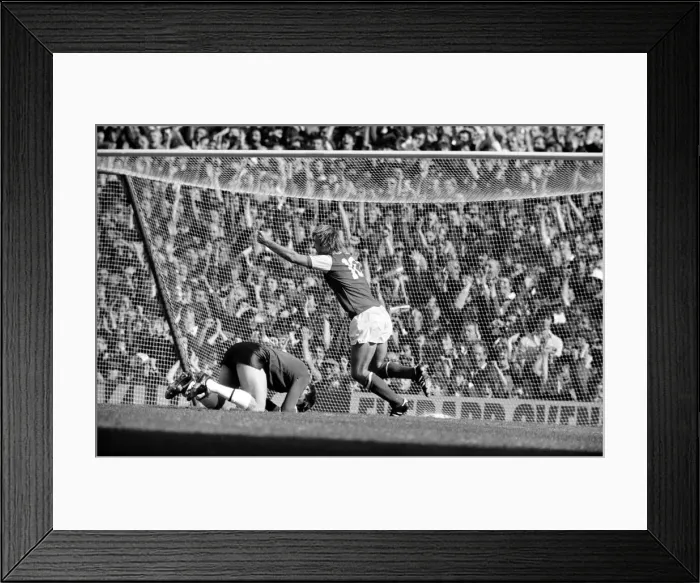 Framed Print : English League Division One match at Highbury. Arsenal 2 v Tottenham Hotspur 0 Framed Print : English League Division One match at Highbury. Arsenal 2 v Tottenham Hotspur 0