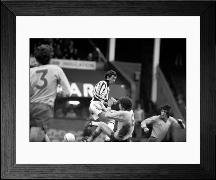 Framed Print : English League Division One match at The Hawthorns. West Bromwich Albion v Arsenal Framed Print : English League Division One match at The Hawthorns. West Bromwich Albion v Arsenal