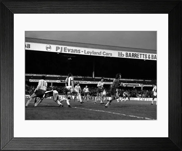 Framed Print : English League Division One match at The Hawthorns. West Bromwich Albion v Arsenal Framed Print : English League Division One match at The Hawthorns. West Bromwich Albion v Arsenal