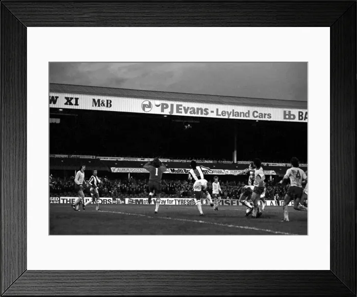 Framed Print : English League Division One match at The Hawthorns. West Bromwich Albion v Arsenal Framed Print : English League Division One match at The Hawthorns. West Bromwich Albion v Arsenal