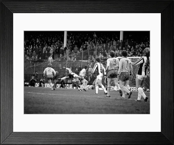 Framed Print : English League Division One match at The Hawthorns. West Bromwich Albion v Arsenal Framed Print : English League Division One match at The Hawthorns. West Bromwich Albion v Arsenal