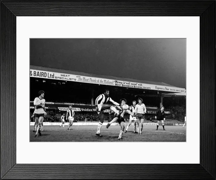 Framed Print : English League Division One match at The Hawthorns. West Bromwich Albion v Arsenal