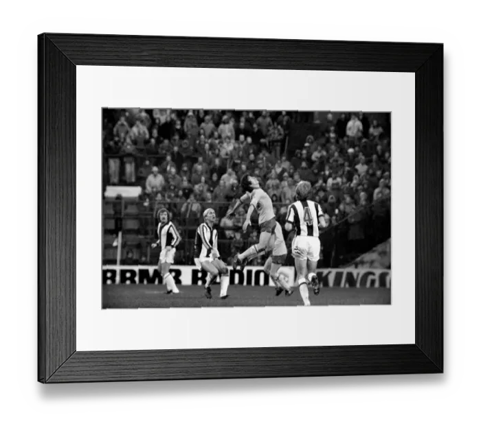 Framed Print : English League Division One match at The Hawthorns. West Bromwich Albion v Arsenal