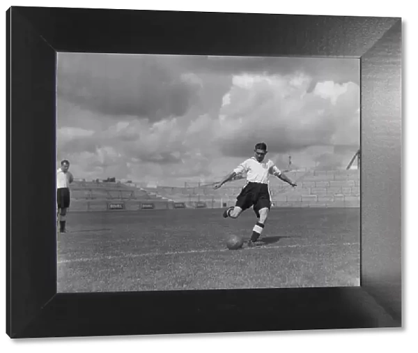 Football Training August 1950 Jim Taylor 025686  /  4