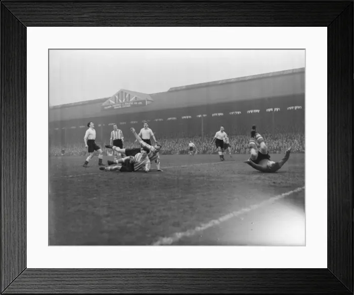 Framed Print : Football Fulham v Sunderland 13 / 4 / 1952 XP0000 C1875 / 1 Framed Print : Football Fulham v Sunderland 13 / 4 / 1952 XP0000 C1875 / 1