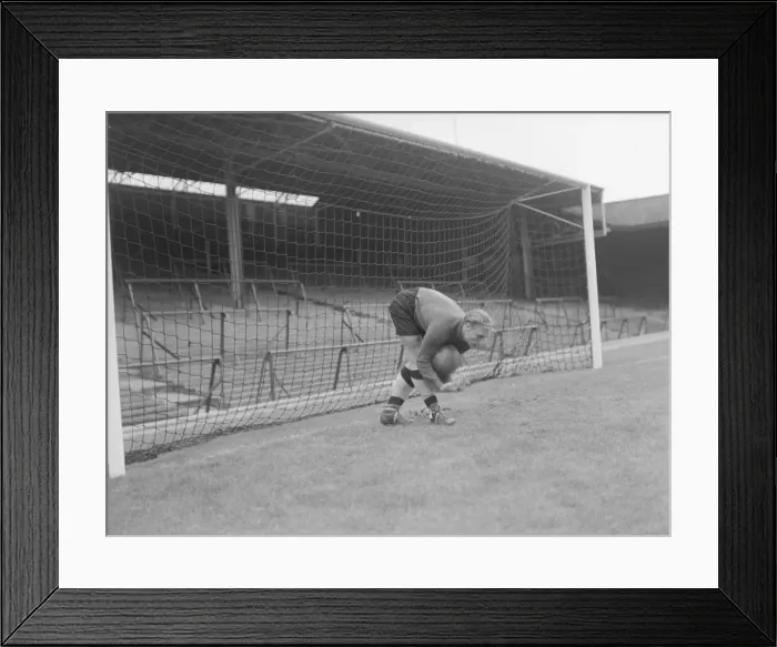 Framed Print : Football Wolverhampton Wanderers Goalkeeper Bert Williams August 1950 Framed Print : Football Wolverhampton Wanderers Goalkeeper Bert Williams August 1950