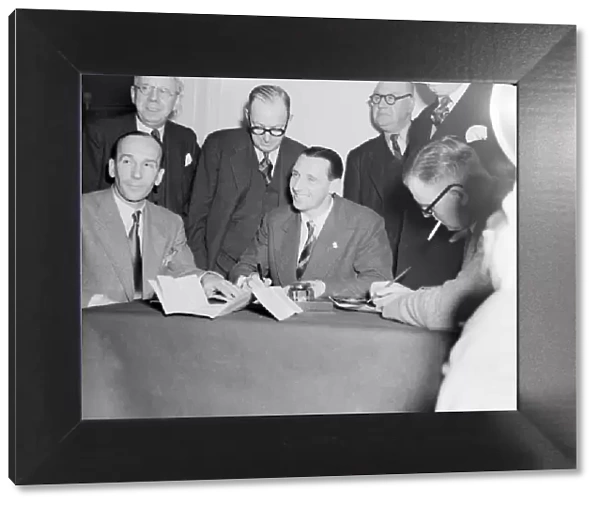 Football Tommy Lawton signs for Brentford FC 15  /  3  /  1952 C1328  /  1