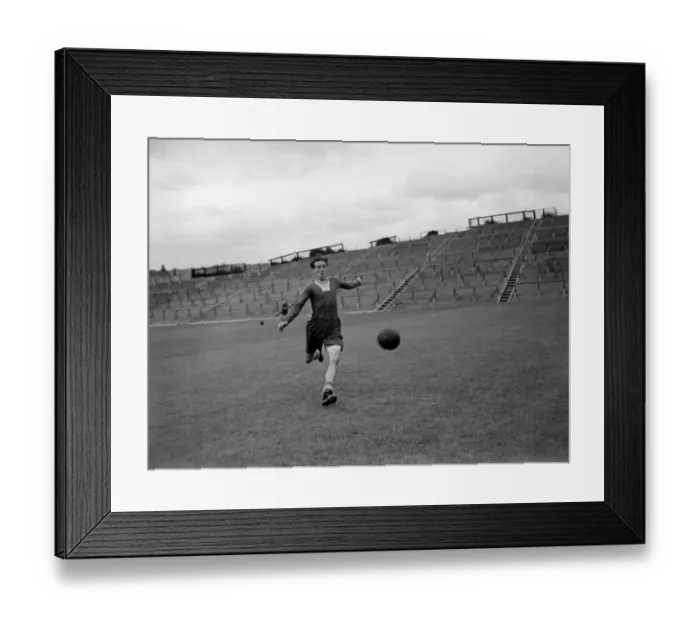 Framed Print : Hepplewhite, footballer for Huddesfield August 1950 025532  /  3