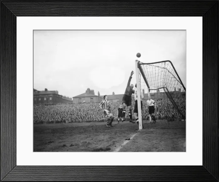 Framed Print : FA Cup Fourth Round tie between Gateshead and West Bromwich Albion at St James Park Framed Print : FA Cup Fourth Round tie between Gateshead and West Bromwich Albion at St James Park