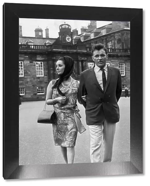 Actress Elizabeth Taylor with her husband Richard Burton stroll in the grounds of