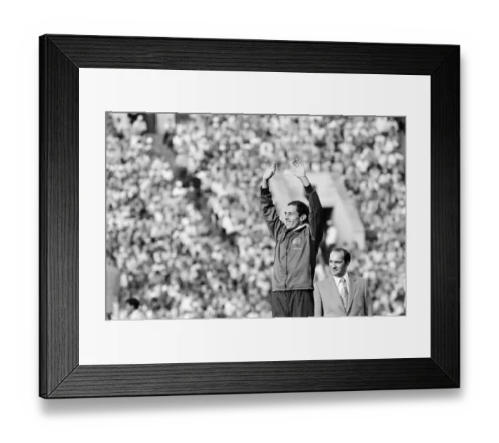 Framed Print : Steve Ovett acknowledges crowd during medal ceremony after Mens 1500 metres final
