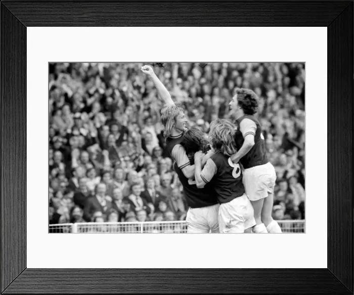 Framed Print : FA Cup Final at Wembley Stadium West Ham 2 v Fulham 0 West Ham players Framed Print : FA Cup Final at Wembley Stadium West Ham 2 v Fulham 0 West Ham players