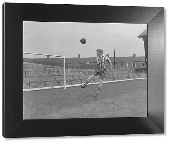 Football Sunderland footballer Dickie Davis. Circa 1950 025404  /  7