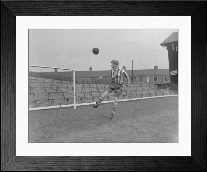 Framed Print : Football Sunderland footballer Dickie Davis. Circa 1950 025404 / 7 Framed Print : Football Sunderland footballer Dickie Davis. Circa 1950 025404 / 7