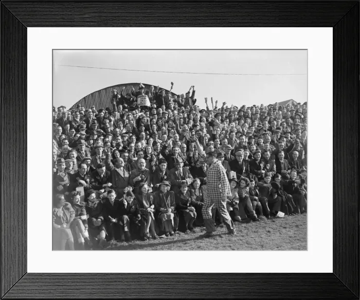 Framed Print : Football FA Cup Tie 4th Round 1949. Yeovil v Sunderland 016655  /  12