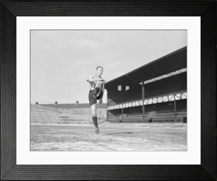 Framed Print : Football Arthur Hudgell of Sunderland, who made 275 appearence for the club April