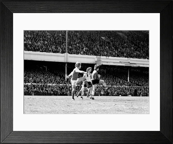 Framed Print : English League Division One match at Highbury. Arsenal 1 v Crystal Palace 1 Framed Print : English League Division One match at Highbury. Arsenal 1 v Crystal Palace 1