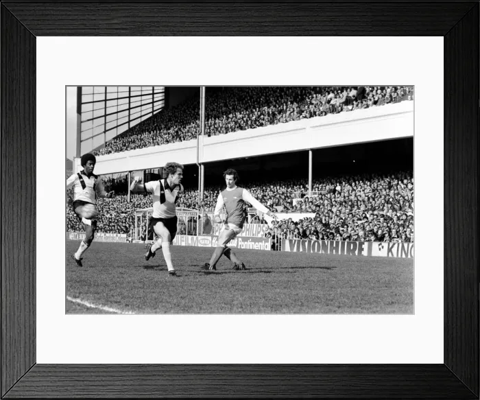 Framed Print : English League Division One match at Highbury. Arsenal 1 v Crystal Palace 1 Framed Print : English League Division One match at Highbury. Arsenal 1 v Crystal Palace 1