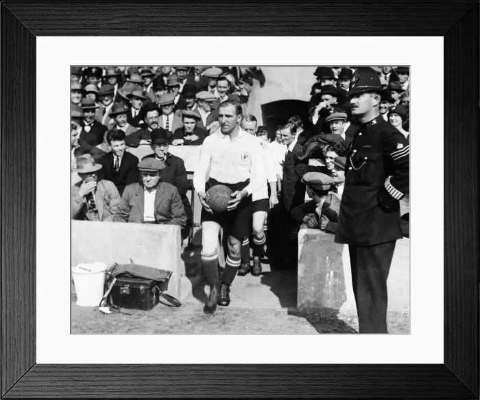 Framed Print : Grimsdell of Tottenham Hotspurs leading out his team. OP636H