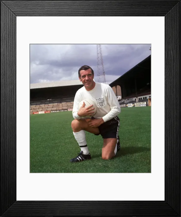 Framed Print : Johnny Haynes of Fulham FC - August 1969 Framed Print : Johnny Haynes of Fulham FC - August 1969