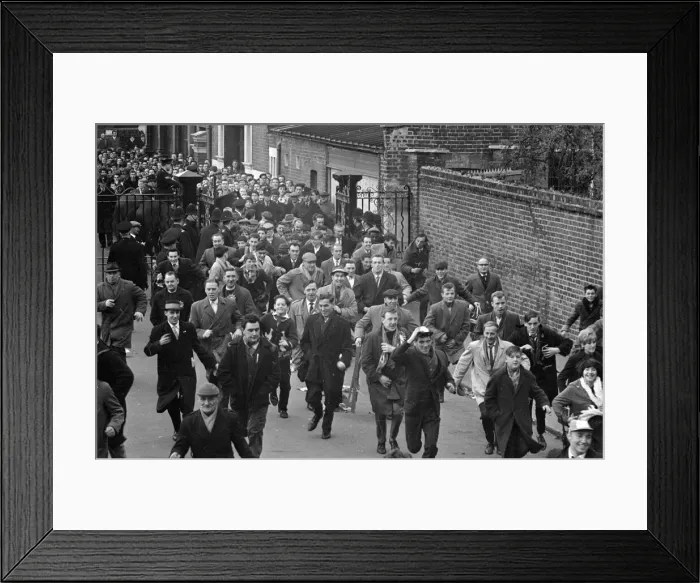 Framed Print : Tottenham Hotspur fans queue at White Hart Lane for tickets for their European Cup match Framed Print : Tottenham Hotspur fans queue at White Hart Lane for tickets for their European Cup match