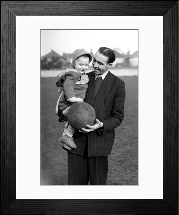 Framed Print : English FA Cup. Yeovil Town 2-1 Sunderland. Yeovil player with his young daughter