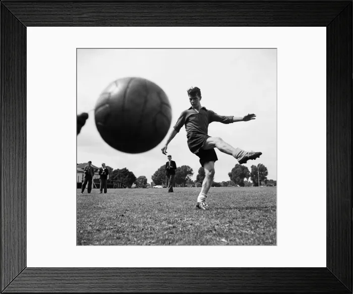 Framed Print : Fulham football player Johnny Haynes. August 1954 Framed Print : Fulham football player Johnny Haynes. August 1954