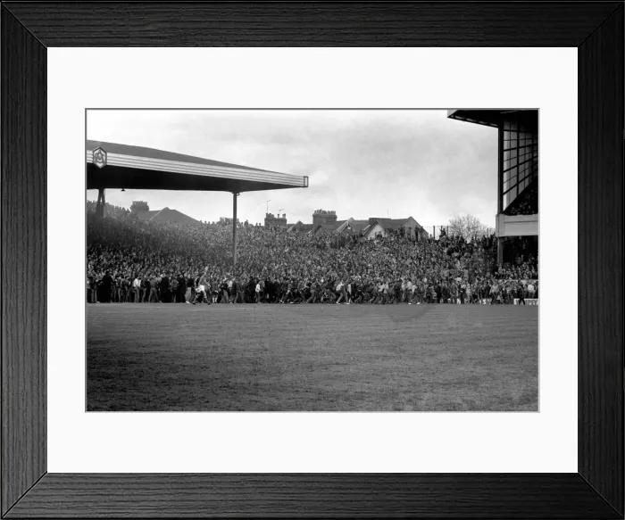 Framed Print : English League Division One match at Highbury. Arsenal 2 v West Ham United 0 Framed Print : English League Division One match at Highbury. Arsenal 2 v West Ham United 0